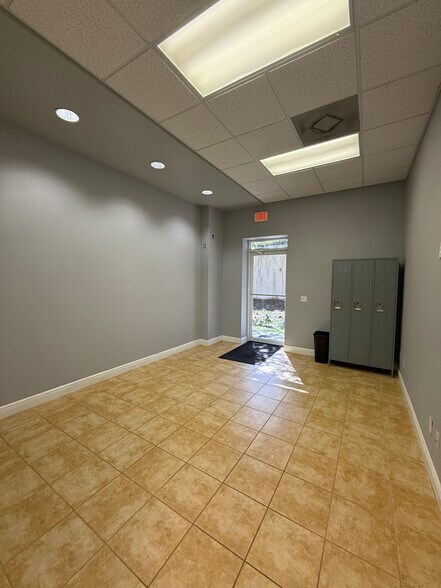 More Photos Of 1474 Rail Head Blvd, Naples Showroom For Lease