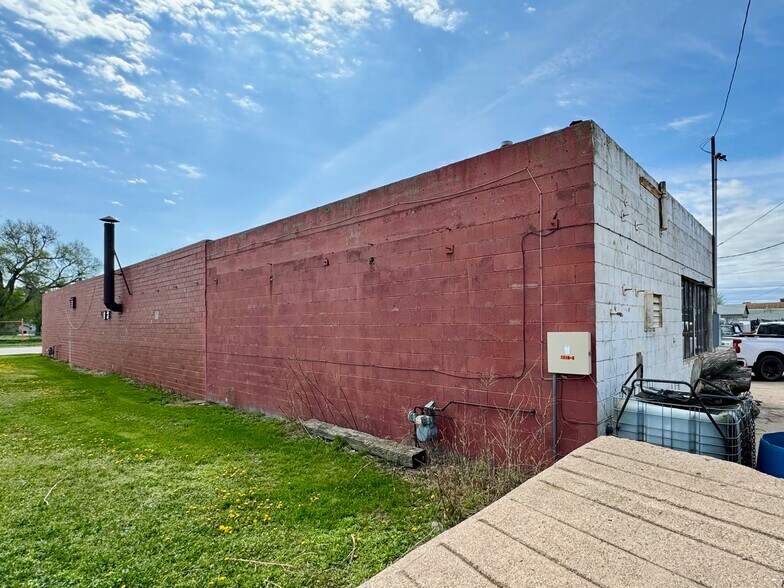 More Photos Of 1712 Central Ave, Kearney Warehouse For Lease