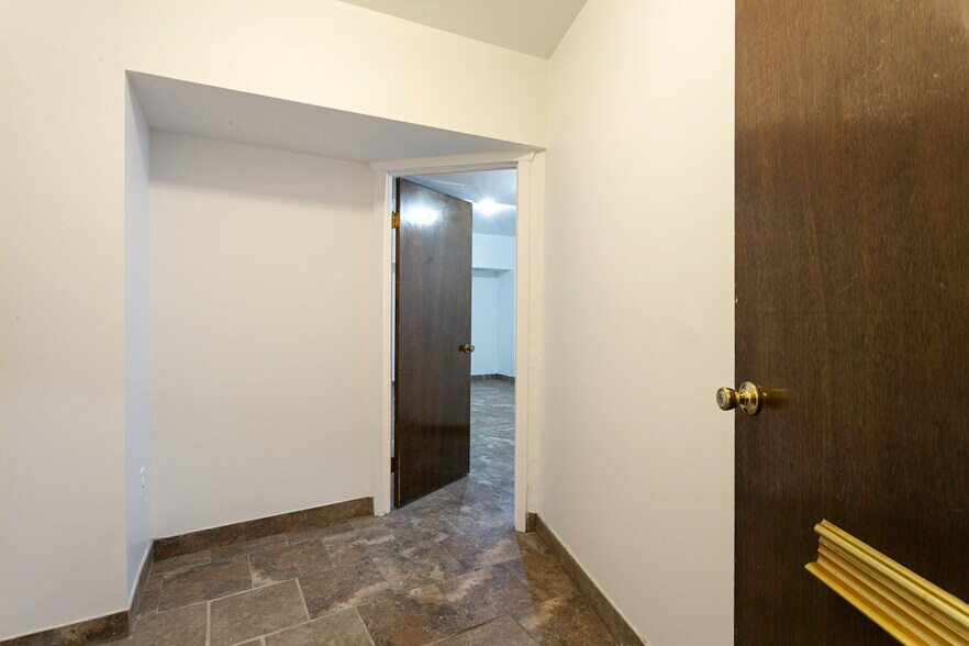 More Photos Of 6 Burns St, Forest Hills Apartments For Lease