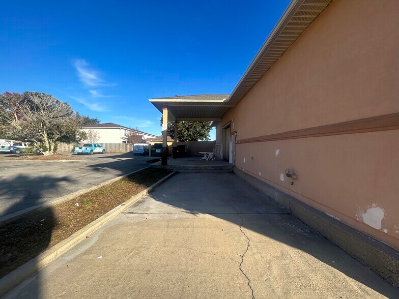 More Photos Of 101 Mattie M Kelly Blvd, Destin Light Distribution For Lease