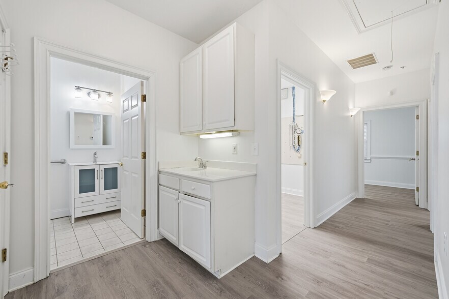 More Photos Of 103 Weatherstone Dr, Woodstock Medical For Lease