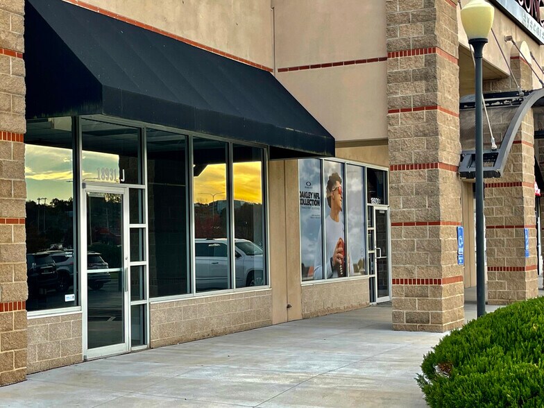 More Photos Of 18931 E Valley View Pky, Independence Storefront Retail Office For Lease