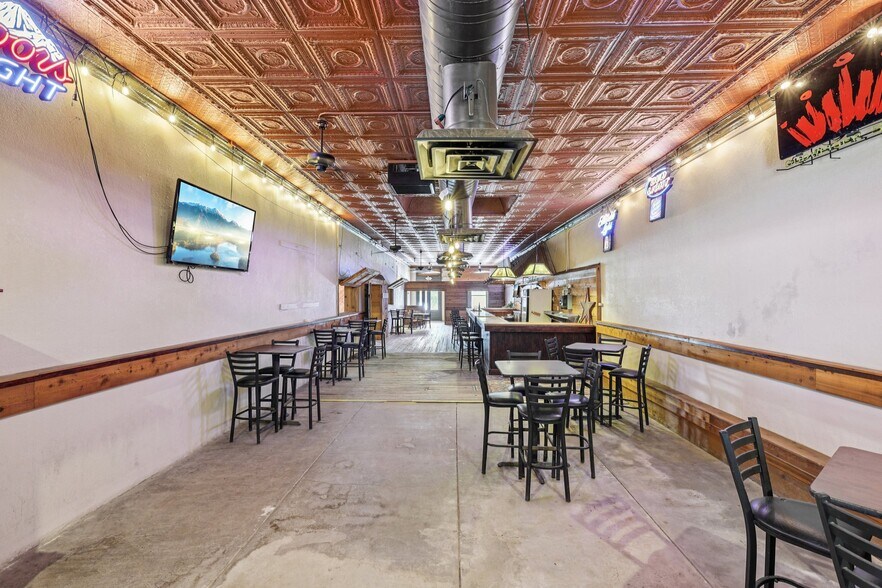 More Photos Of 113 N Main St, Moulton Bar For Sale
