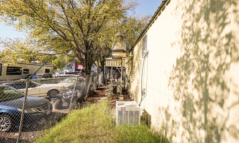 More Photos Of 1413 Sam Bass Rd, Round Rock Warehouse For Lease