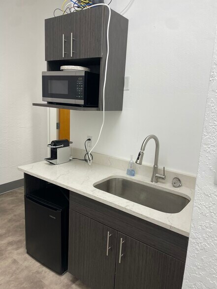 More Photos Of 6011 Benjamin Rd, Tampa Light Distribution For Lease