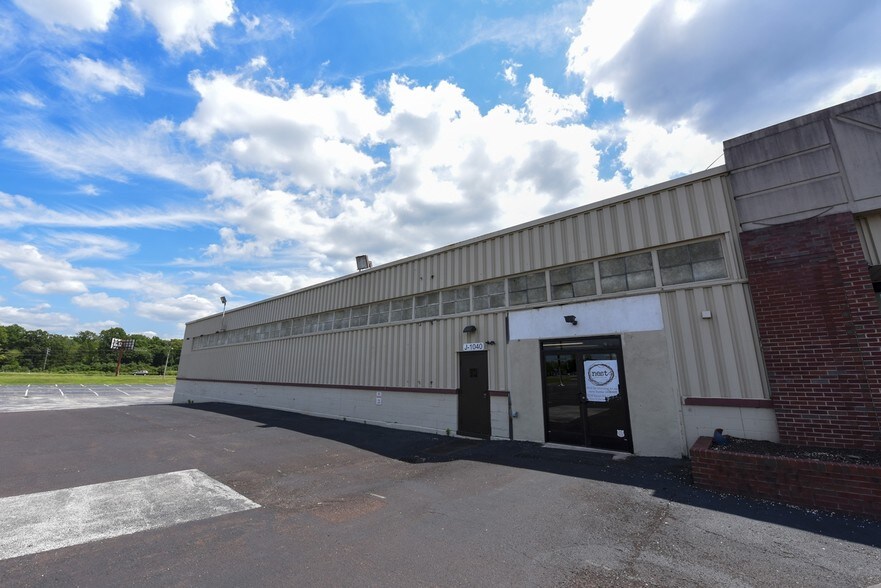 More Photos Of 122 Mill Rd, Oaks Warehouse For Lease