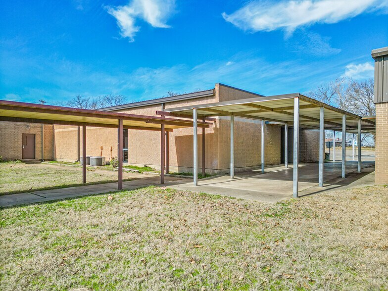 More Photos Of 214 N School St, Winfield Light Distribution For Sale