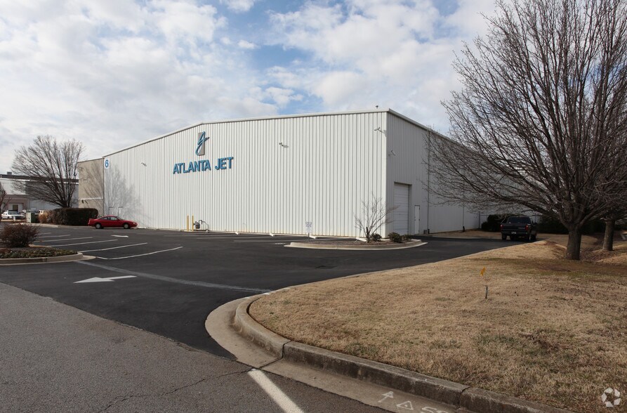 More Photos Of 490 Briscoe Blvd, Lawrenceville Airplane Hangar For Sale