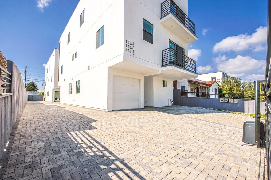 More Photos Of 1923 Carmona Ave, Los Angeles Multifamily For Sale