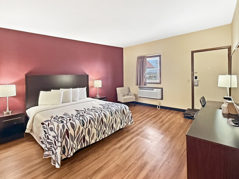 More Photos Of 5020 NE 14th St, Des Moines Hotel For Sale