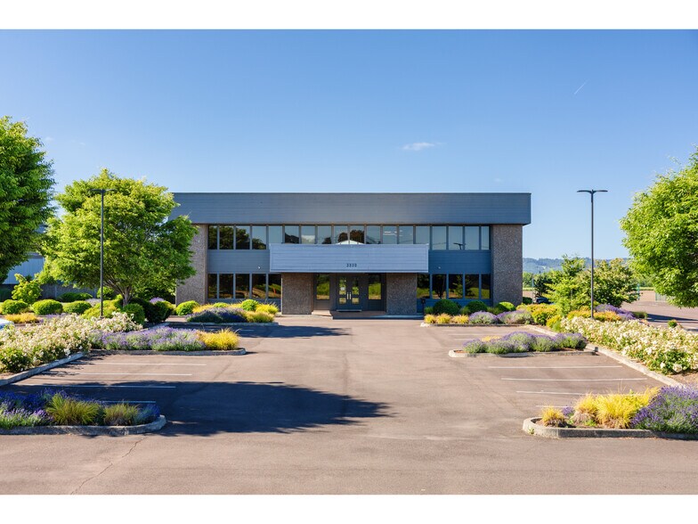 More Photos Of 3330 SE Three Mile Ln, McMinnville Light Manufacturing For Lease