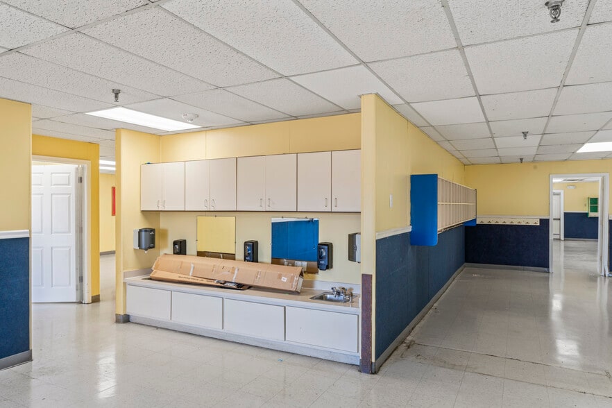 More Photos Of 211 Edds Ln, Sterling Schools For Sale