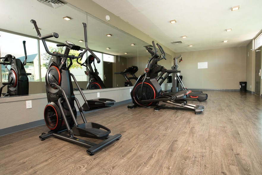 More Photos Of 915 W Cutting Blvd, Richmond Hotel For Sale