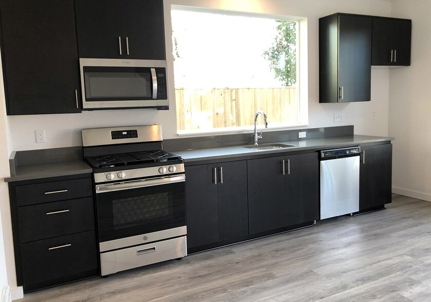 More Photos Of 7025-7045 N Mohawk Ave, Portland Multifamily For Sale