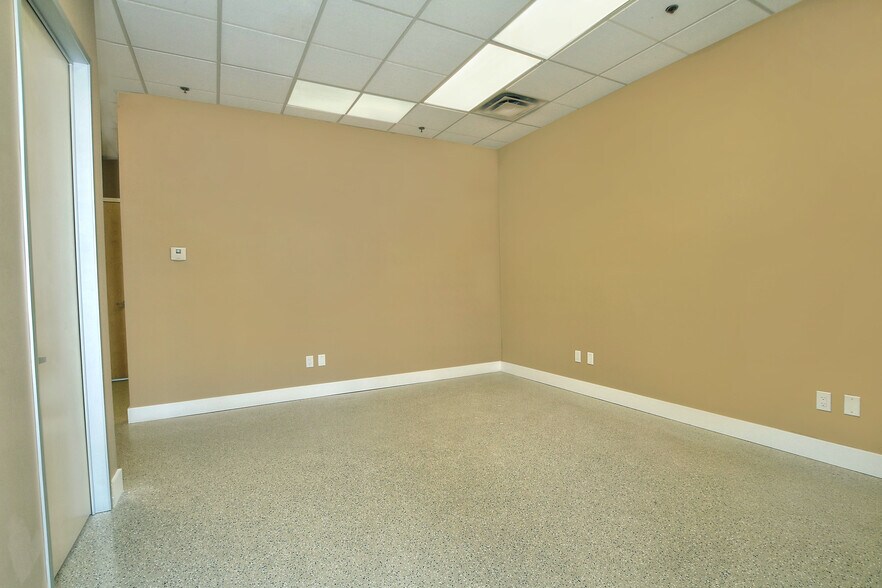 More Photos Of 7235 E Hampton Ave, Mesa Warehouse For Lease