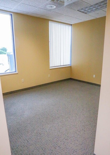 More Photos Of 1605 Heritage Dr, Northfield Office For Lease