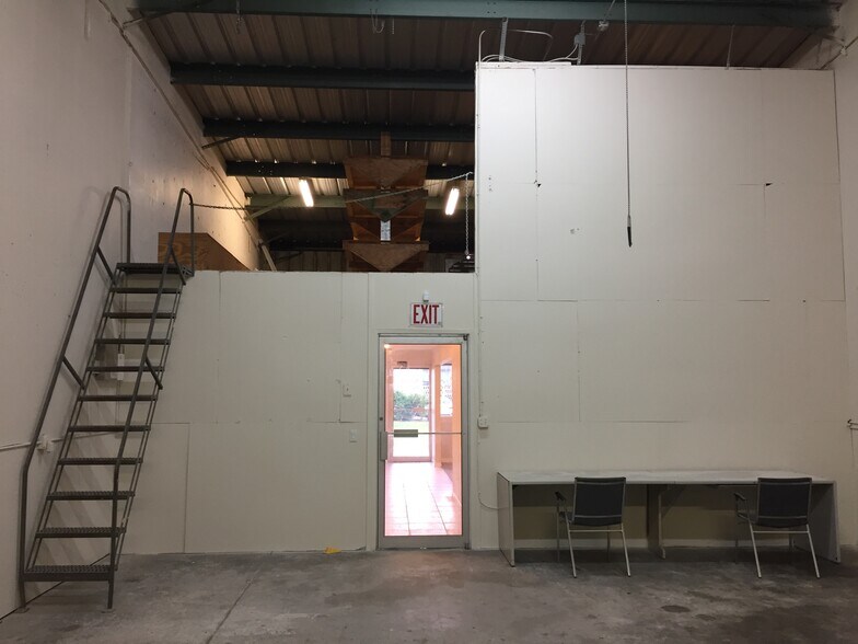 More Photos Of 23375 Janice Ave, Port Charlotte Warehouse For Lease