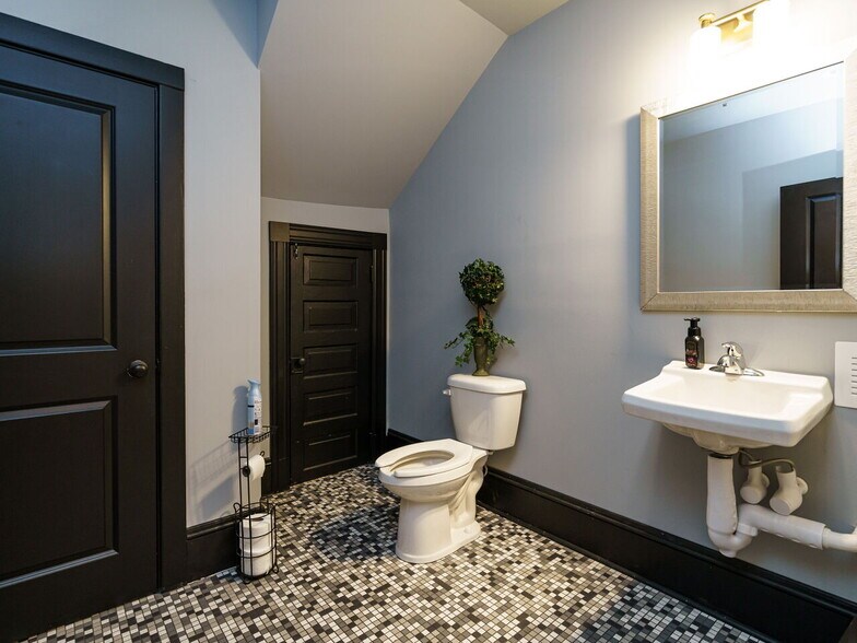 More Photos Of 201 Chatham St, Sanford Office Residential For Sale