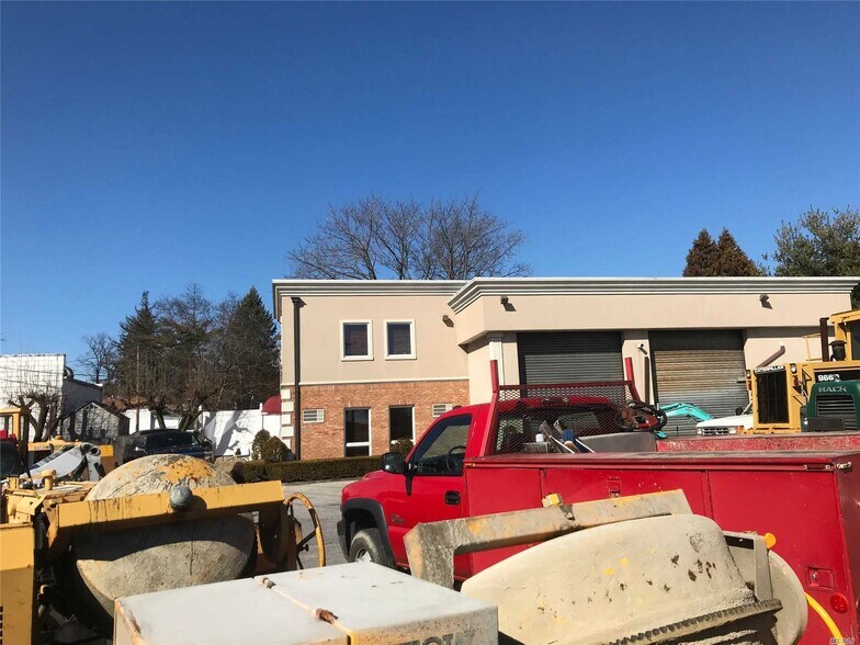 More Photos Of 110 Mineola Ave, Roslyn Heights Light Distribution For Sale