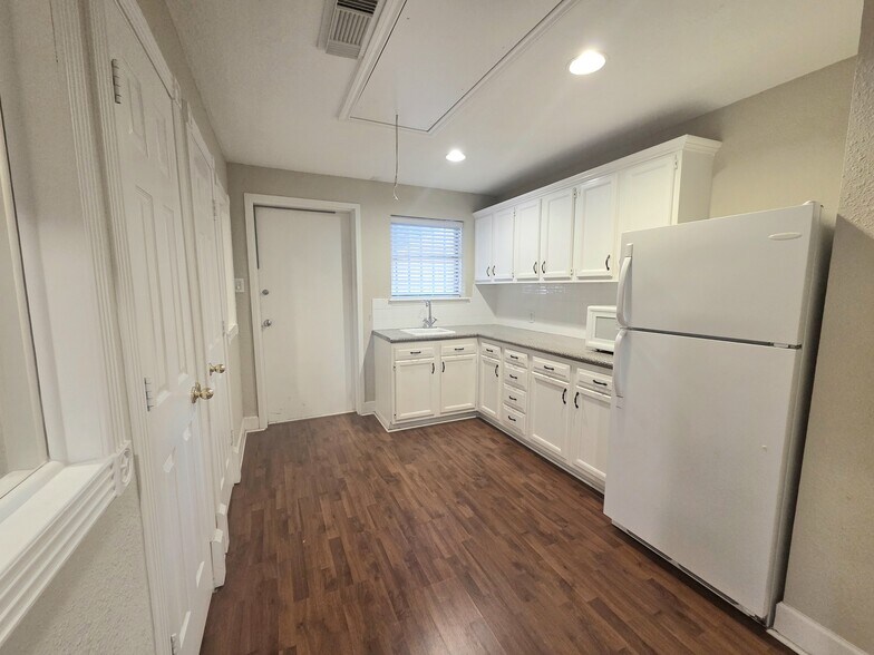 More Photos Of 2204 Sunpark Dr, Conroe Office For Sale