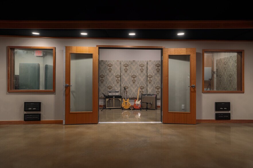 More Photos Of 2205 E 12th St, Austin Movie Radio TVStudio For Sale