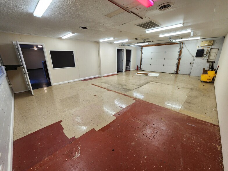 More Photos Of 2439 County Dr, Petersburg General Retail For Lease