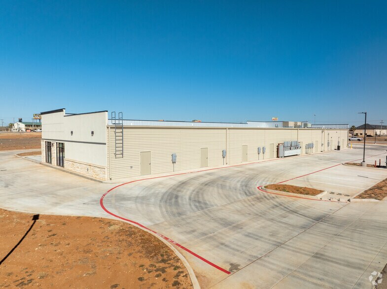 More Photos Of 1702 Louise Ln, Pearsall Storefront For Sale