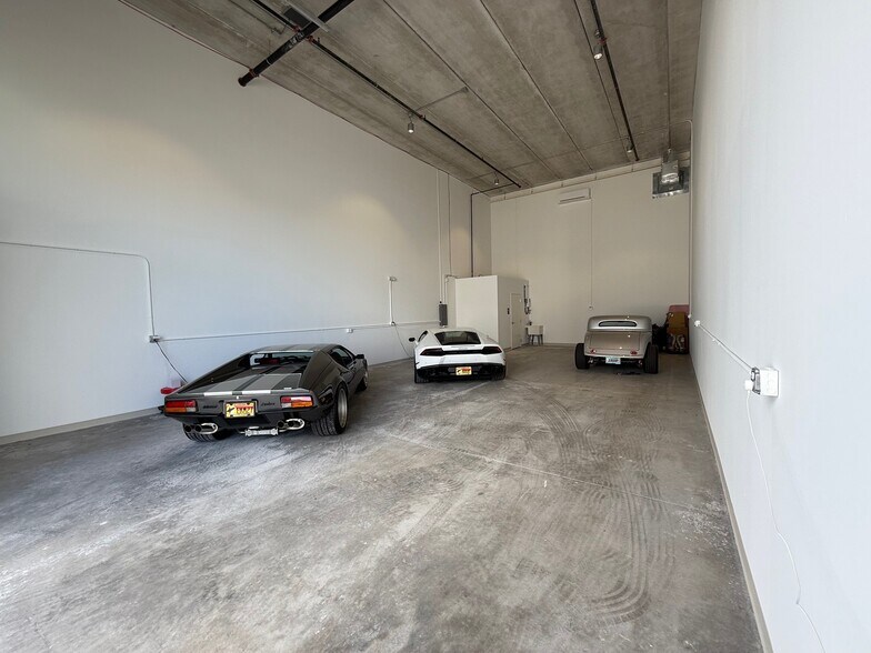 More Photos Of 5451 Communications Pky, Lakewood Ranch Showroom For Sale