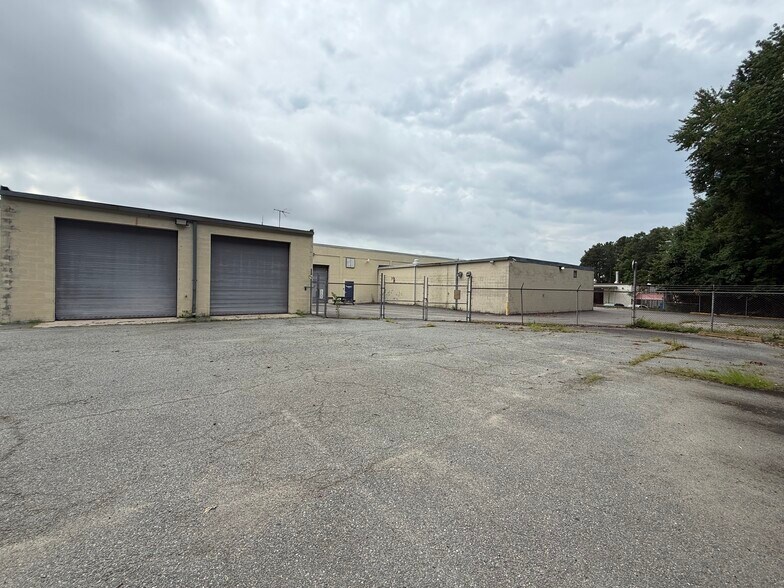 More Photos Of 2412 Grenoble Rd, Richmond Distribution For Lease