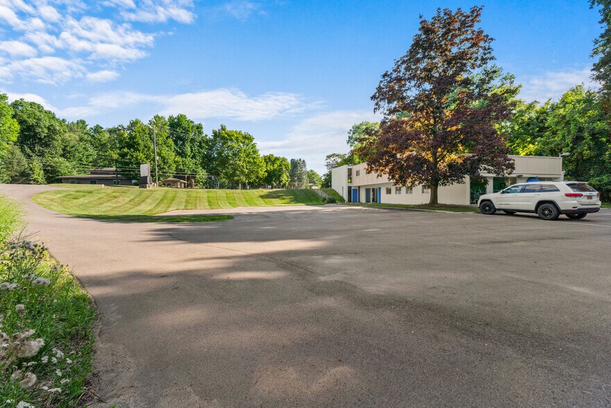 More Photos Of 2532 Spring Arbor Rd, Jackson Medical For Sale