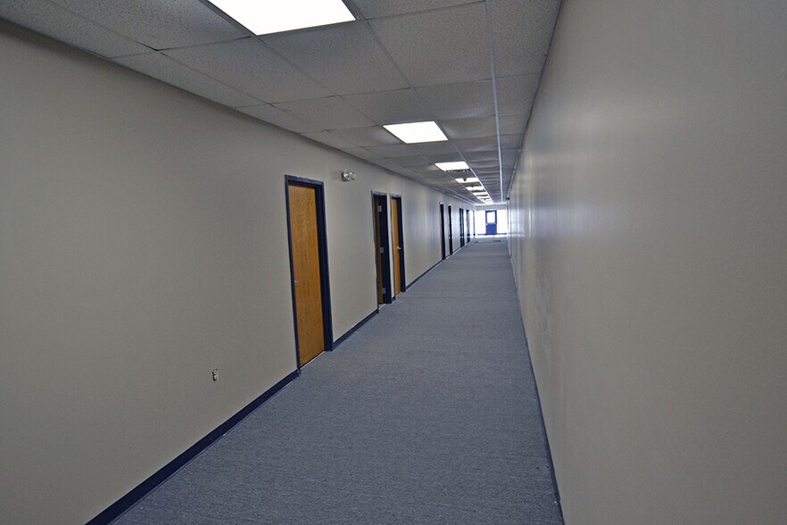 More Photos Of 210 W Division St, Maryville Flex For Lease