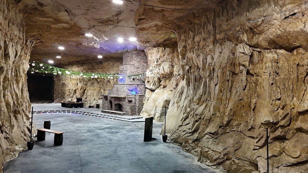 More Photos Of 20 Cave Industrial dr, Crystal City Industrial For Sale