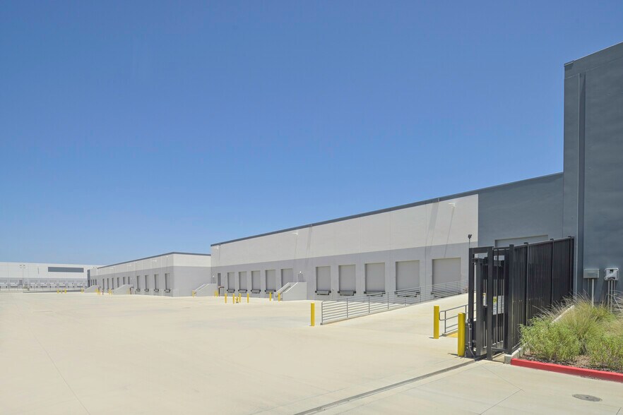 More Photos Of 16325 S Main St, Gardena Warehouse For Lease