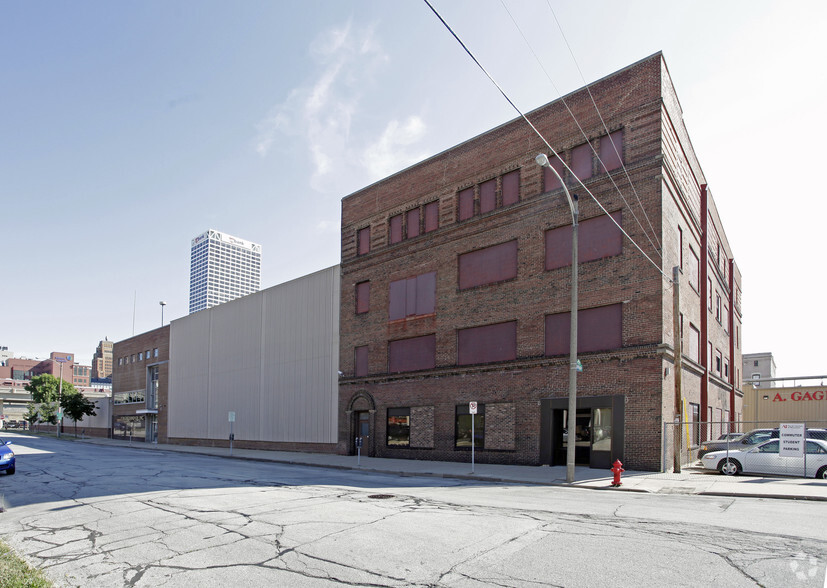 Primary Photo Of 300 N Jefferson St, Milwaukee Manufacturing For Sale