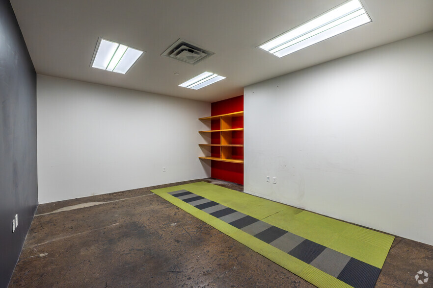 More Photos Of 2001 Irving Blvd, Dallas Showroom For Sale