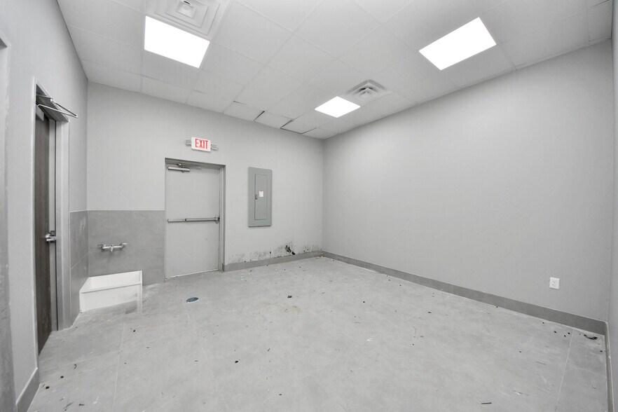 More Photos Of 18220 N Eldridge Pky, Tomball Convenience Store For Lease