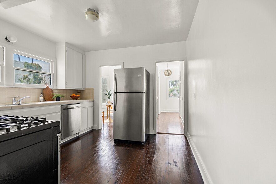 More Photos Of 1040 S Longwood Ave, Los Angeles Apartments For Sale