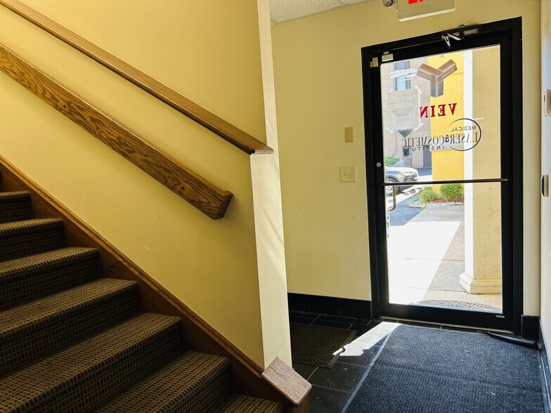 More Photos Of 3006 Glenmore Ave, Cincinnati Medical For Lease