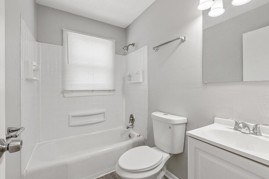 More Photos Of 1909 Cambridge Dr, Lexington Apartments For Sale