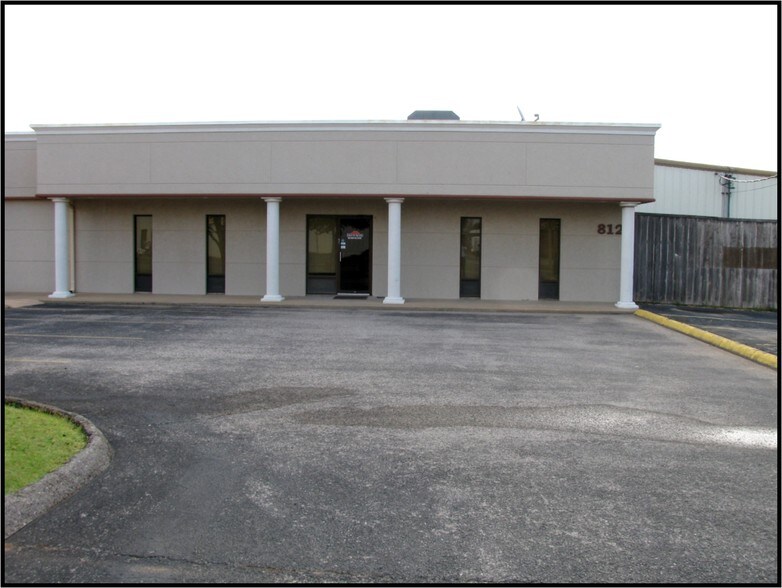 More Photos Of 810-812 SE 3rd St, Lawton Light Manufacturing For Sale
