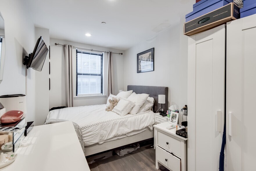 More Photos Of 129 E 47th St, New York Apartments For Sale