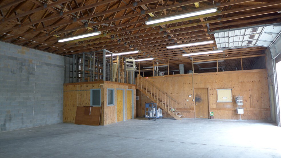 More Photos Of 1507 E Sugar Creek Rd, Charlotte Warehouse For Lease