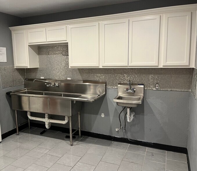 More Photos Of 2317 Handley Dr, Fort Worth General Retail For Sale