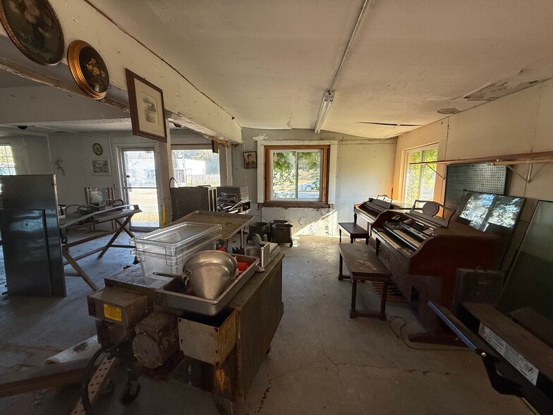 More Photos Of 622 S Main St, LaFayette Storefront Retail Residential For Sale