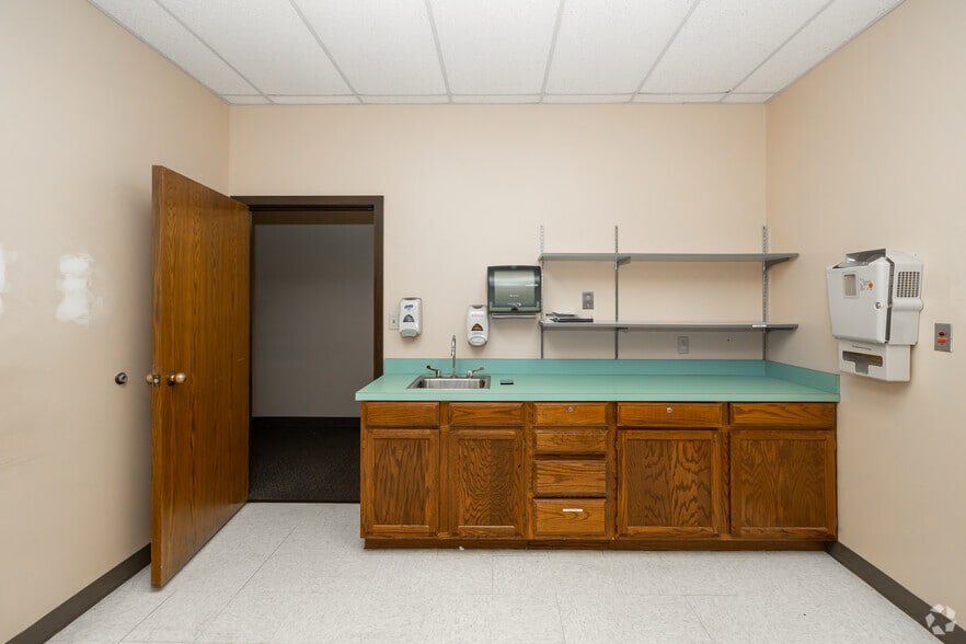 More Photos Of 2535 E Lincoln St, Wichita Medical For Lease