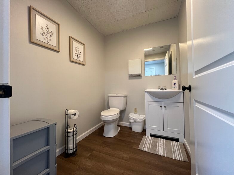 More Photos Of 1522 Oakhurst Dr, Charleston Office For Sale