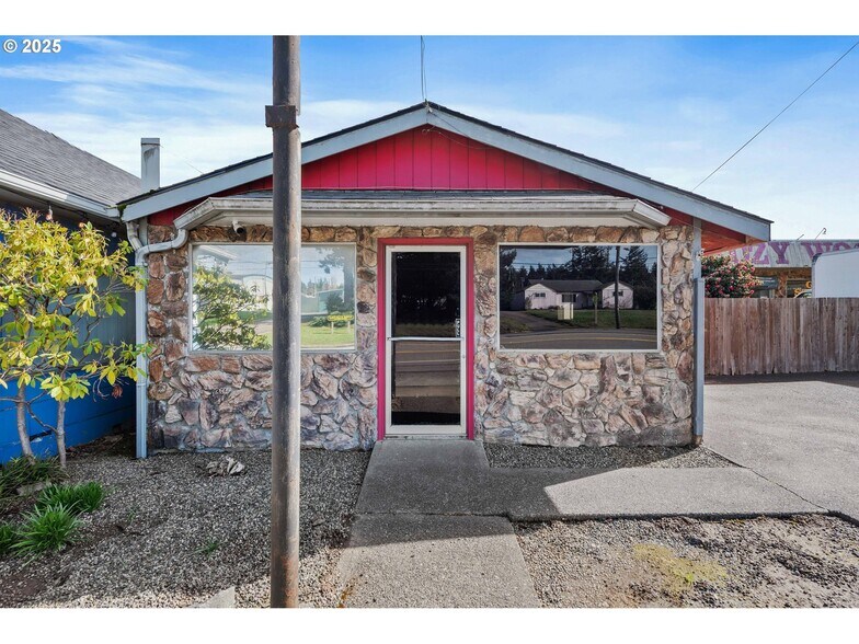 More Photos Of 2235 Broadway Ave, North Bend General Retail For Sale