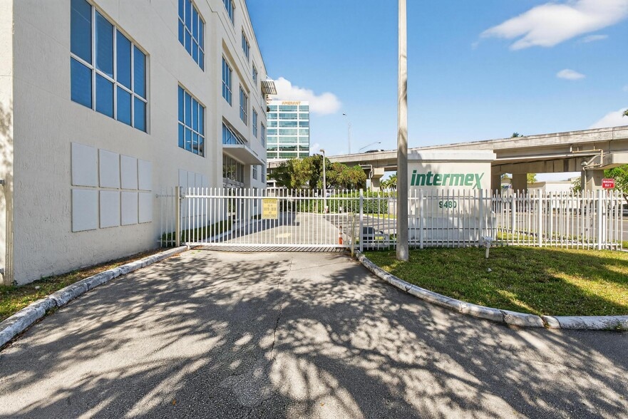 More Photos Of 9480 S Dixie Hwy, Miami Office For Lease
