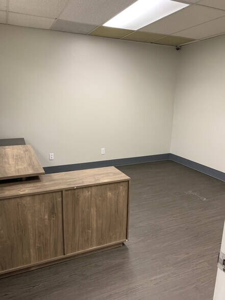More Photos Of 10308 State Line Rd, Leawood Office For Lease