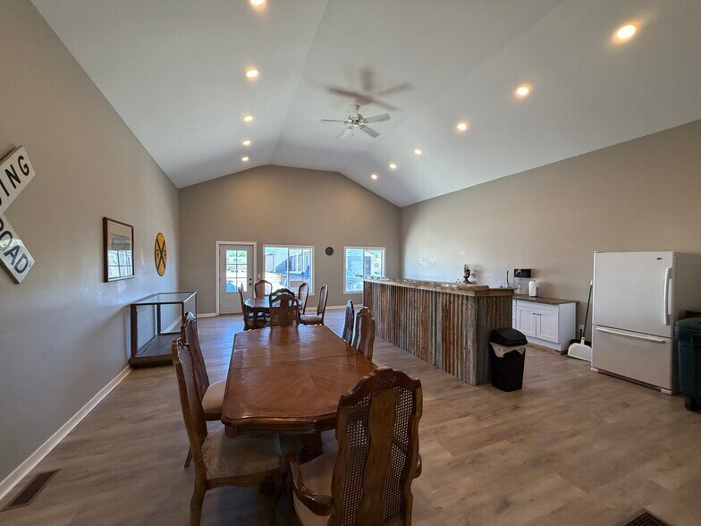 More Photos Of 105 W Vine St, Yutan General Retail For Sale